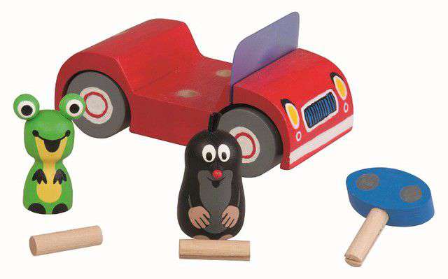 Holzauto mit dem kleinen Maulwurf